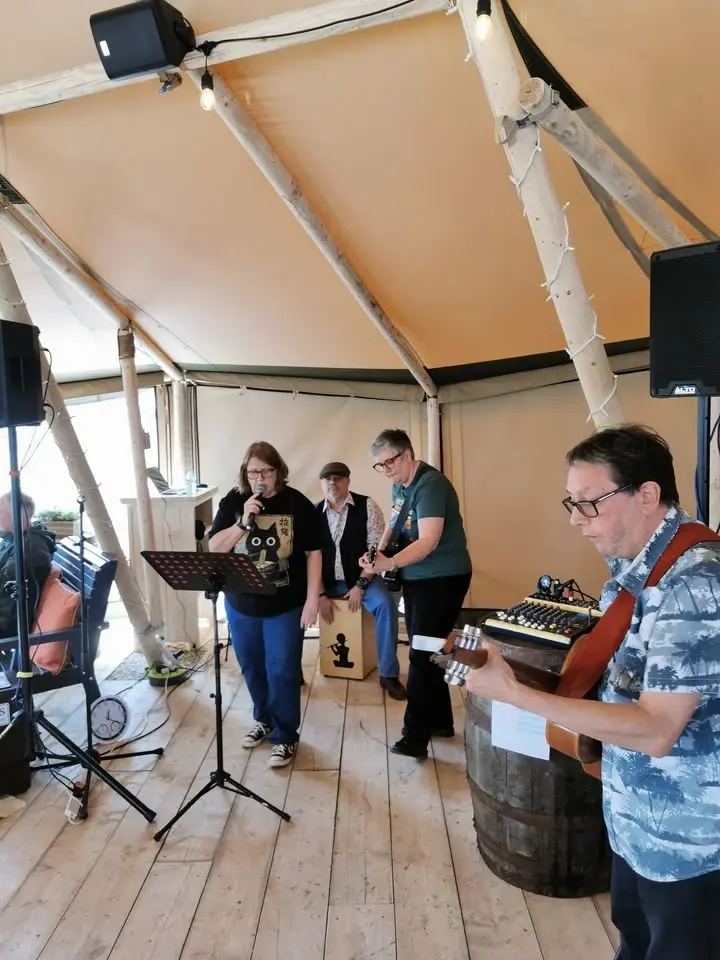Oakleys acoustic afternoon