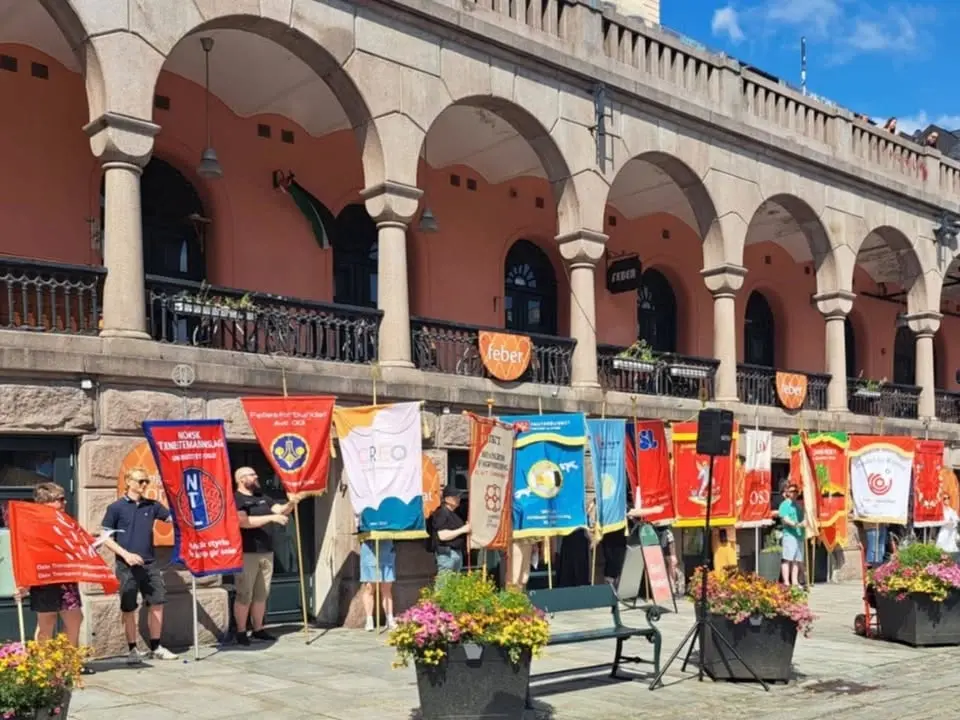Fanemarkering for 22. juli på Youngstorget