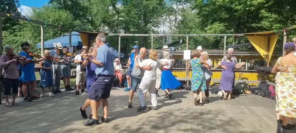 Polskor och gammeldans med Stockholm spelmansgille