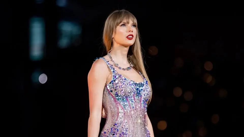 Taylor Swift VIDEO tribute night in Toronto - The Life of a Showgirl- FREE