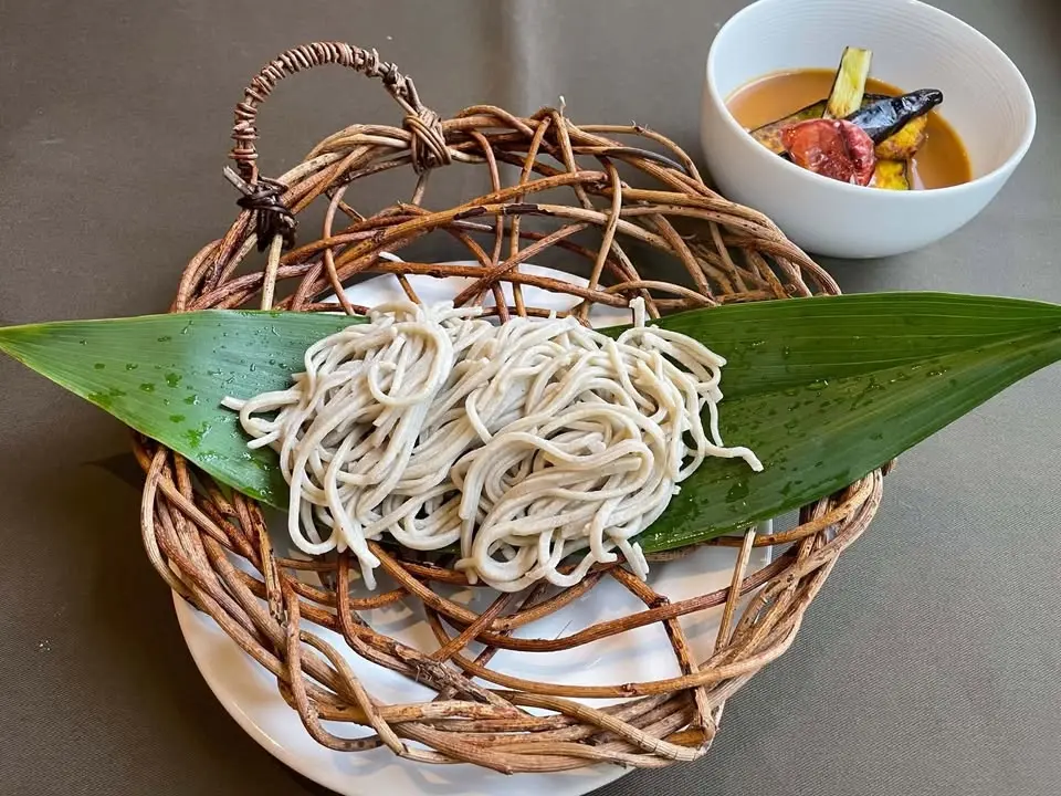 そば粉十割の蕎麦切りとカレーのつけ汁