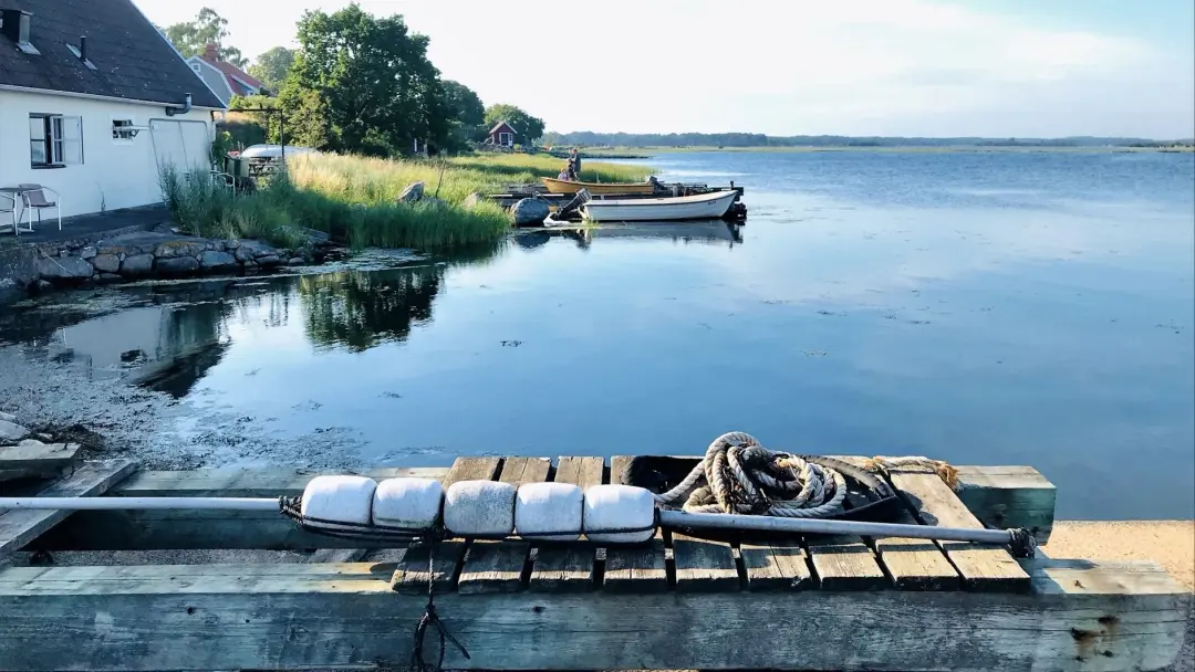 Bland ålfiskare, strandridare och alldeles vanligt folk