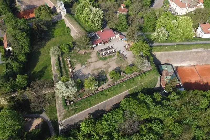 Dvojité divadlo z Jedle: Štěstí Už & Ať žijí duchové