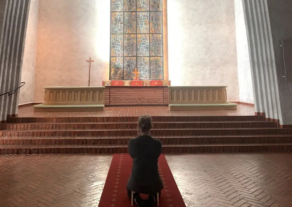 Att sitta sig till stillhet - halvdags meditation i Essinge kyrka
