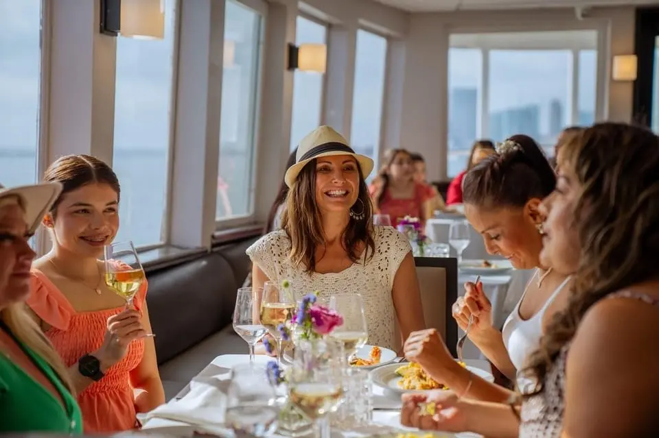 Toronto: Harbor Brunch Buffet Cruise
