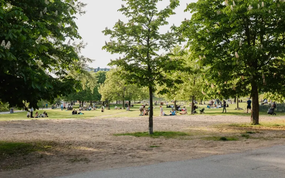 Spela minigolf i Tantolunden