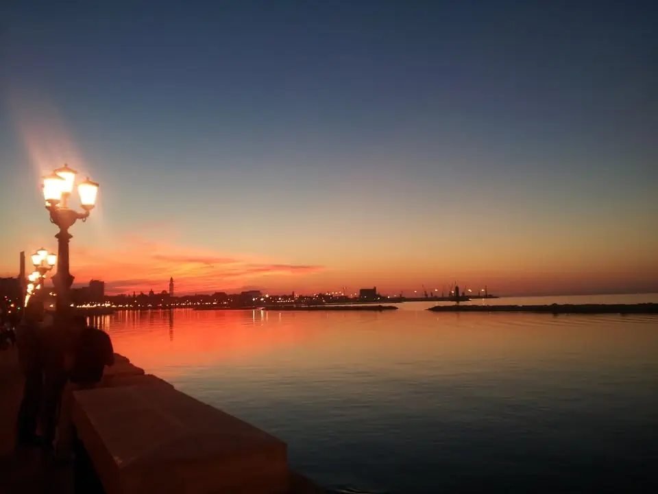 Bari e il Mare – Passeggiata al Tramonto con Aperitivo e Assassina da Pescobar